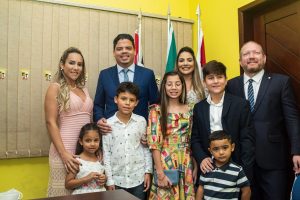 Fotos diplomação em 01/01/2021, Othelino e Ana Paula, com os filhos, ao lado de Luciano Genésio e a primeira-dama, deputada Thaiza Hortegal, também com os filhos.